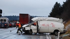 Na 107 kilometru dálnice D1 došlo v sobotu ráno hned k několika dopravním nehodám