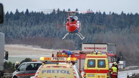 Pro těžce zraněného řidiče přistál na dálnici vrtulník