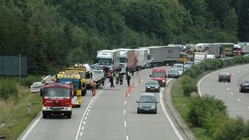 Kilometr dlouhé fronty se vytvořily v úterý dopoledne na dálnici D1 u Větrného Jeníkova. Dálnici zablokoval vysypaný náklad nábytku.