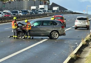Dálnici D1 uzavřela nehoda pěti aut: Tři lidé jsou zranění, jeden z nich vážně.