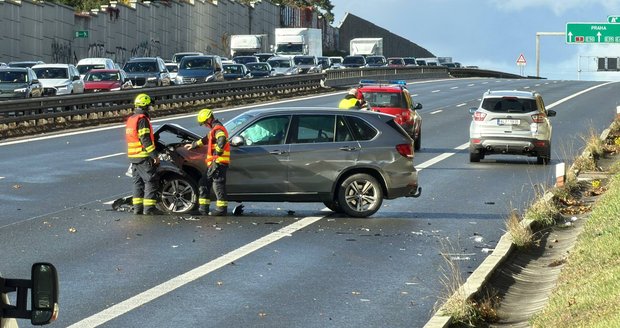 Dálnici D1 uzavřela nehoda pěti aut: Tři lidé jsou zranění, jeden z nich vážně.
