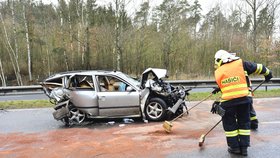 D10 ve směru na Turnov na 32. km uzavřena kvůli nehodě, čtyři zranění.