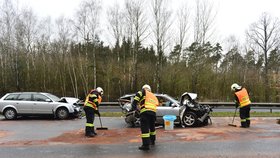 D10 ve směru na Turnov na 32. km uzavřena kvůli nehodě, čtyři zranění.