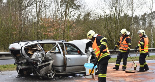 Srážka tří aut na D10: Záchranáři oživovali dítě