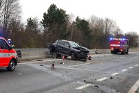 Vážná nehoda na D10: Srazila se tu čtyři auta, pro zraněného letěl vrtulník