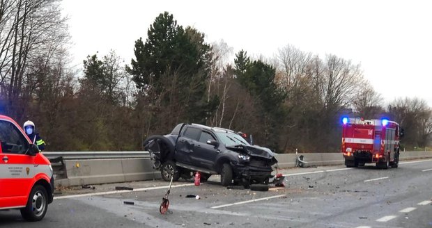 Na dálnici D10 před Prahou se srazila čtyři auta.