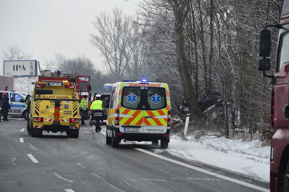 Auto na dálnici D10 narazilo do stromu, poté začalo hořet.