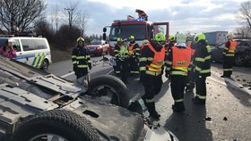 Dálnici D10 uzavřela nehoda tří aut a jednoho nákladního auta. 