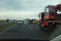 Dálnici D10 na Prahu blokuje kamion: Převrátil se na bok