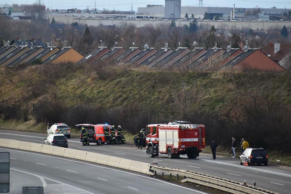 Na D10 ve směru a Prahu se srazila tři osobní auta.
