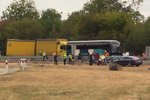 Na dálnici D11 ve směru z Prahy na Hradec Králové se srazil nákladní automobil s autobusem. Cestovaly v něm i děti.