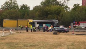 Na dálnici D11 ve směru z Prahy na Hradec Králové se srazil nákladní automobil s autobusem. Cestovaly v něm i děti.