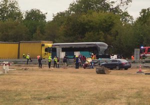 Na dálnici D11 ve směru z Prahy na Hradec Králové se srazil nákladní automobil s autobusem. Cestovaly v něm i děti.