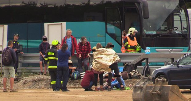 Na dálnici D11 ve směru z Prahy na Hradec Králové se srazil nákladní automobil s autobusem. Cestovaly v něm i děti.