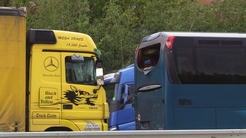 Na dálnici D11 se srazil autobus s nákladním autem.