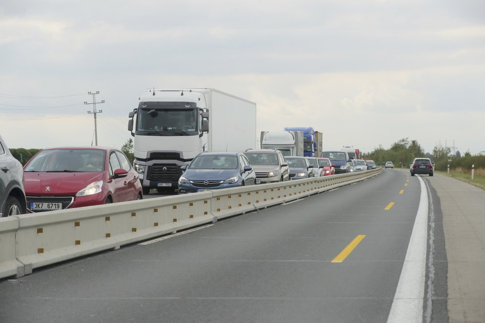 Dálnici D11 komplikuje nehoda nákladního vozidla a autobusu, při které naštěstí nedošlo ke zraněním.