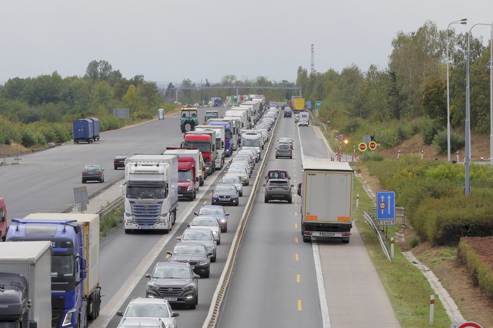 Dálnici D11 komplikuje nehoda nákladního vozidla a autobusu, při které naštěstí nedošlo ke zraněním.