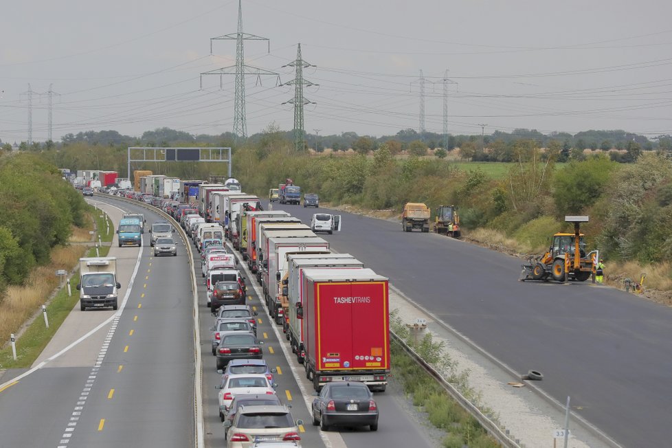 Dálnici D11 komplikuje nehoda nákladního vozidla a autobusu, při které naštěstí nedošlo ke zraněním.