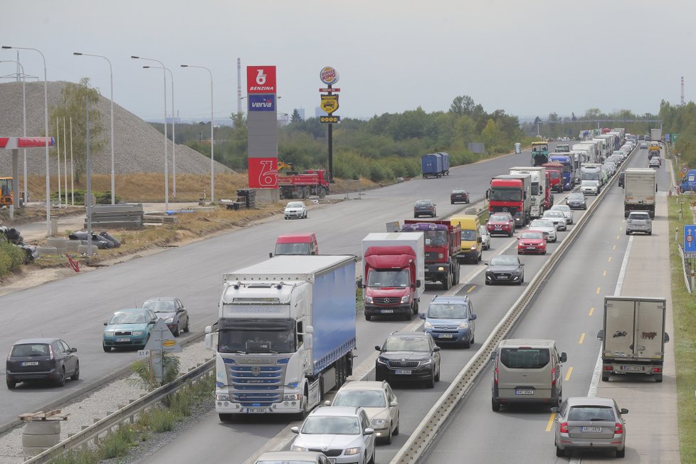 Dálnici D11 komplikuje nehoda nákladního vozidla a autobusu, při které naštěstí nedošlo ke zraněním.