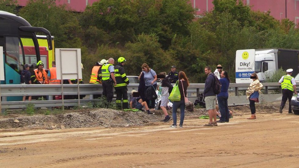 Na dálnici D11 ve směru z Prahy na Hradec Králové se srazil nákladní automobil s autobusem. Cestovaly v něm i děti.