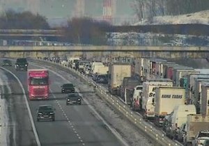 Srážka 2 kamionů ochromila po poledni dálnici D2 u Brna.