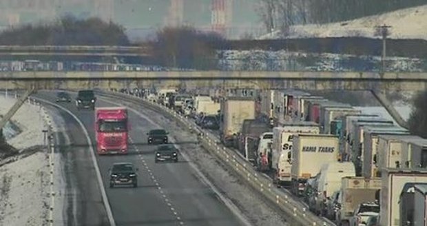 Srážka 2 kamionů ochromila po poledni dálnici D2 u Brna.
