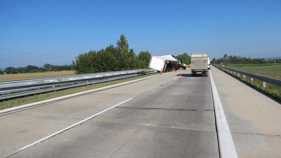 Řidič kamionu &#34;zaparkoval&#34; v pondělí dopoledne na dálnici D2 na středových svodidlech. Test odhalil, že se na cestu posilnil drogou