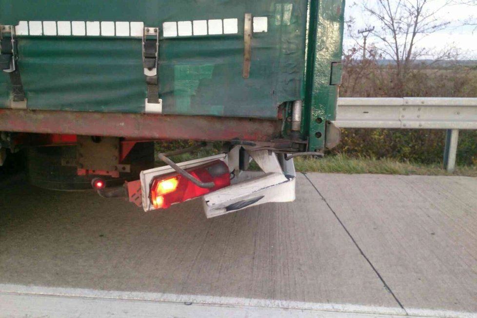 Při odpolední nehodě na dálnici D2 u Velkých Pavlovic se zranilo pět cizinců