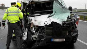 Při pondělní odpolední nehodě na sjezdu D2 u Břeclavi zemřel spolujezdec (50) v dodávce. Její řidič narazil zezadu do kamionu