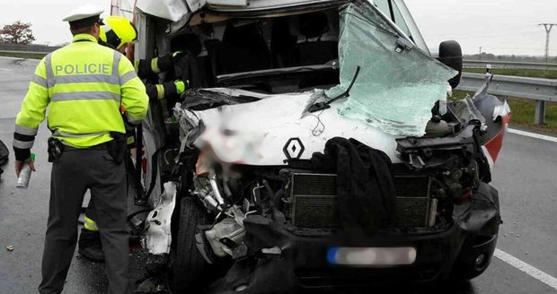 Tragédie na dálnici D2 u Břeclavi: Střet s náklaďákem nepřežil spolujezdec (50) v dodávce