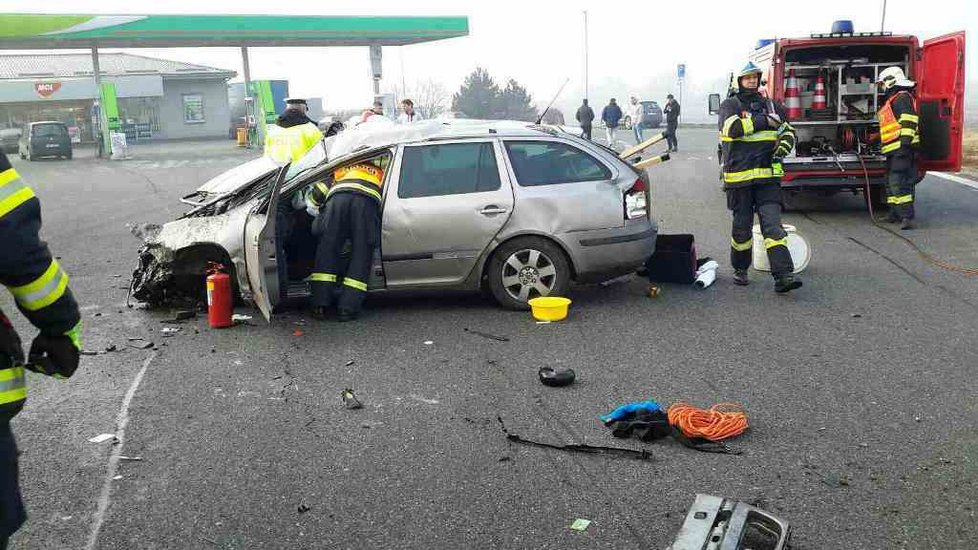 Začarovaná dálnice D2. Ráno vyprošťovali hasiči jednu osobu ze zdemolovaného auta na 17. kilometru ve směru na Bratislavu, před polednem v opačném směru shořel návěs kamionu.