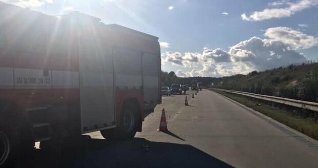 Dopravní nehoda jen pár kilometrů za Prahou. Na dálnici do sebe vrazily dva vozy a motorkář