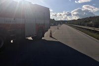Dopravní nehoda jen pár kilometrů za Prahou. Na dálnici do sebe vrazily dva vozy a motorkář