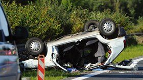 Při nehodě na dálnici D5 nedaleko Mýta na Rokycansku jeden člověk zemřel a další lidé se zranili při nehodě kamionu a tří osobních aut.