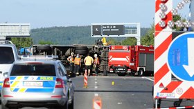 Při nehodě na dálnici D5 nedaleko Mýta na Rokycansku jeden člověk zemřel a další lidé se zranili při nehodě kamionu a tří osobních aut.
