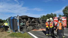 Při nehodě na dálnici D5 nedaleko Mýta na Rokycansku jeden člověk zemřel a další lidé se zranili při nehodě kamionu a tří osobních aut.