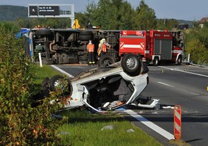 Při nehodě na dálnici D5 nedaleko Mýta na Rokycansku jeden člověk zemřel a další lidé se zranili při nehodě kamionu a tří osobních aut.