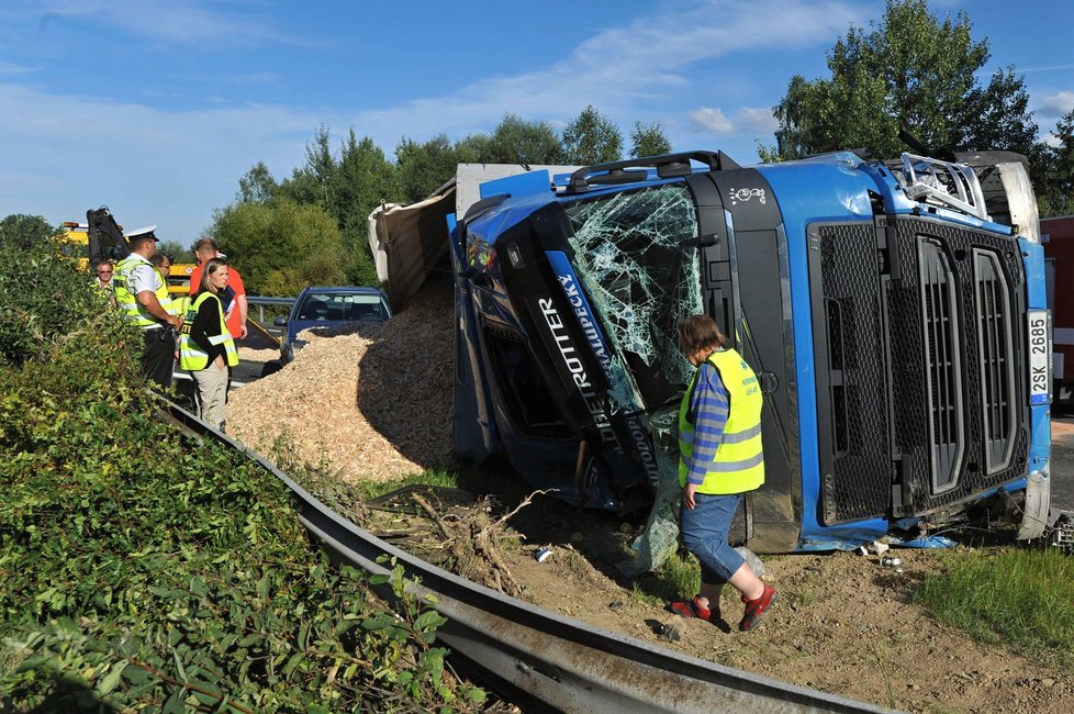 Při nehodě na dálnici D5 nedaleko Mýta na Rokycansku jeden člověk zemřel a další lidé se zranili při nehodě kamionu a tří osobních aut.