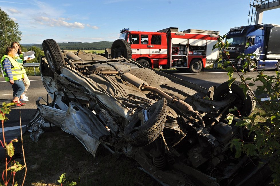 Při nehodě na dálnici D5 nedaleko Mýta na Rokycansku jeden člověk zemřel a další lidé se zranili při nehodě kamionu a tří osobních aut.