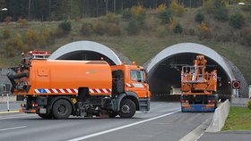 V tunelu Valík u Plzně havaroval kamion. Následky nehody už odstraňují.