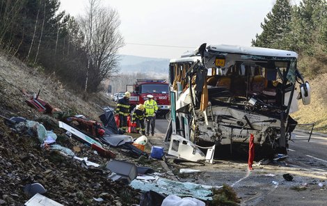 Příčinu nehody policie vyšetřuje, zatím nelze vyloučit, že řidič za volantem usnul.