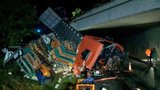 Dálnice D52 u Pohořelic už jezdí: V kamionu, který spadl z mostu, uhynulo pět tisíc kuřat