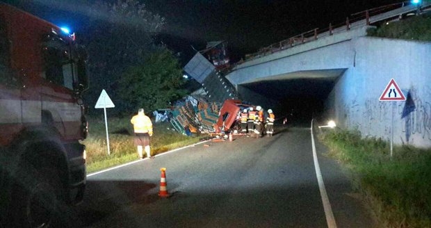 Po ranní srážce dvou kamionů zůstala dálnice  D52 hodinu zcela neprůjezdná. Jeden z náklaďáků se dostal mimo cestu.