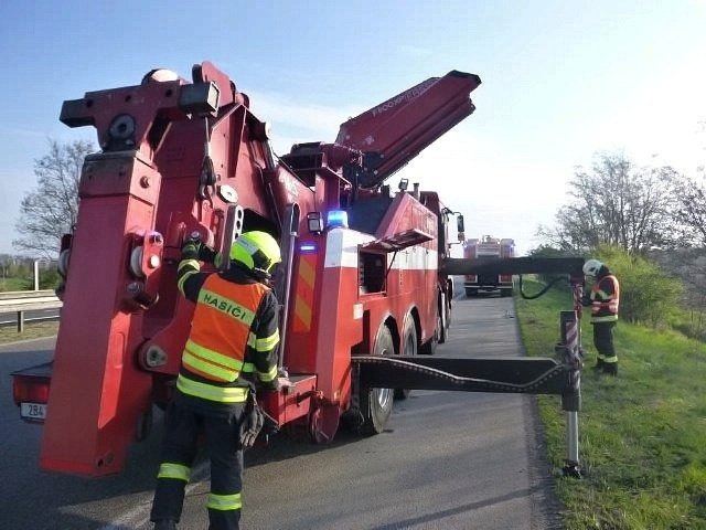 Nedělní ranní nehoda na dálnici D52 u Pohořelic se naštěstí obešla bez vážnějších zranění. Řidič sjel ze silnice a narazil do stromu.