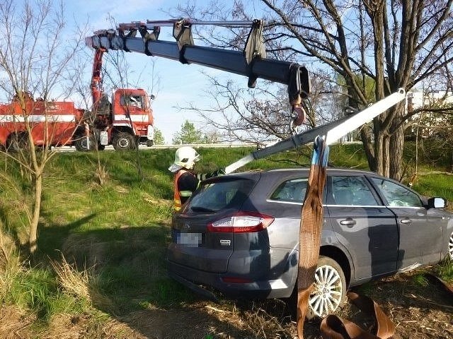 Nedělní ranní nehoda na dálnici D52 u Pohořelic se naštěstí obešla bez vážnějších zranění. Řidič sjel ze silnice a narazil do stromu.