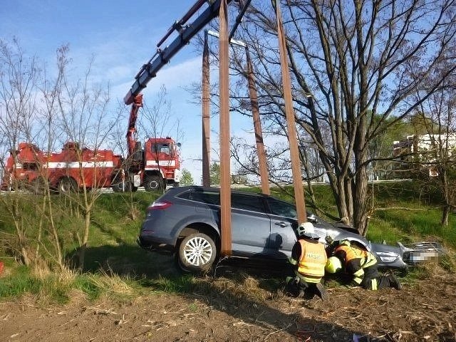 Nedělní ranní nehoda na dálnici D52 u Pohořelic se naštěstí obešla bez vážnějších zranění. Řidič sjel ze silnice a narazil do stromu.