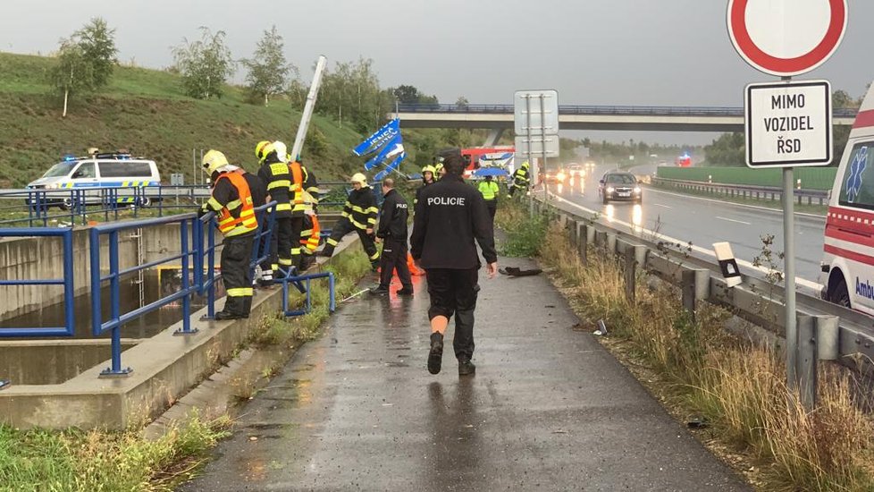 Policista, který skočil do vody, aby zachránil uvězněné osoby v autě.