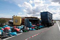 Zavřená D8 kvůli nehodě náklaďáku a dodávky! Po dálnici byl rozsypaný kontaminovaný materiál z nemocnic