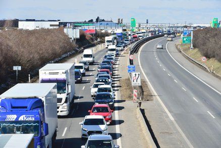 Nehoda čtyř aut uzavřela D8: Jeden člověk zemřel, 5 se zranilo