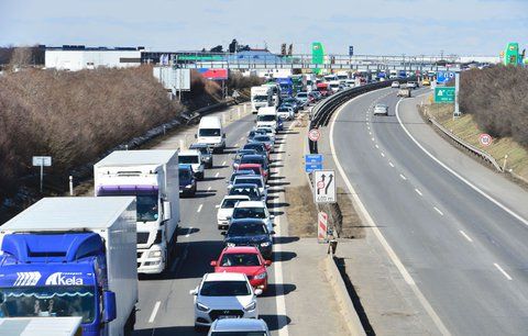 Nehoda čtyř aut uzavřela D8: Jeden člověk zemřel, 5 se zranilo